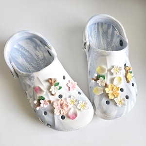 クロックス用桜の花のシューチャーム。クロッグ、サンダル、スライド用のフラワージビッツ。子供靴用。クロックスシューズ用のかわいいシューデコレーション。