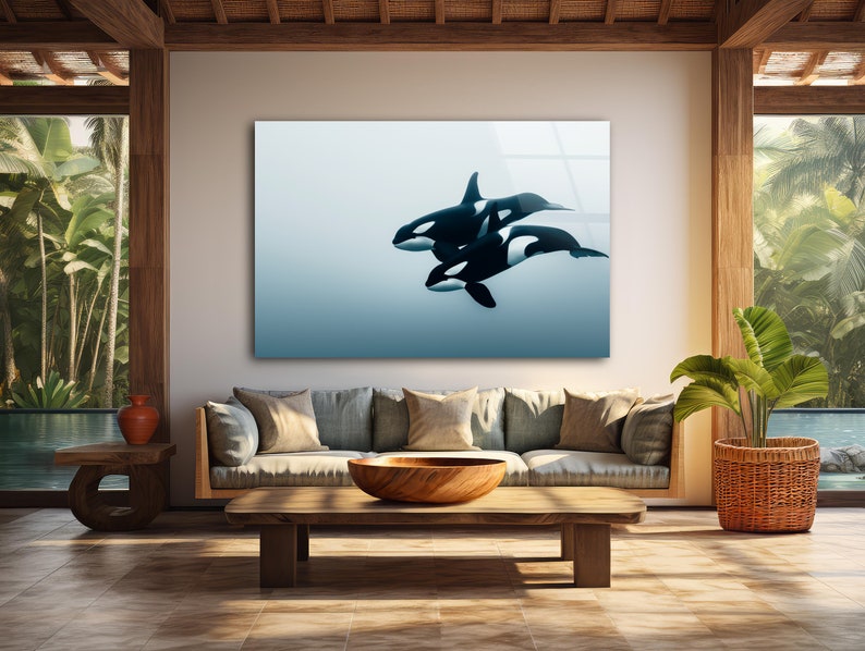 Puede incluir: Una impresi&oacute;n enmarcada de tres orcas blancas y negras nadando en un oc&eacute;ano azul. La impresi&oacute;n est&aacute; colgada en una pared de una sala de estar con un sof&aacute;, una mesa de caf&eacute; y una planta en maceta.