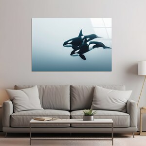 Puede incluir: Una impresi&oacute;n de arte digital con tres orcas nadando en un fondo degradado azul y blanco. Las orcas son negras y blancas con una forma elegante y aerodin&aacute;mica.