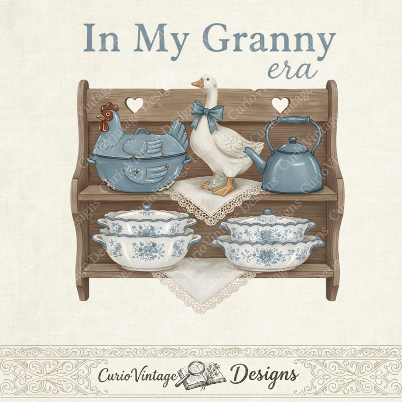 Op de afbeelding: Een vintage illustratie met een houten plank met blauw en wit keramisch keukengerei. De plank bevat een blauwe kipvormige ovenschaal, een witte gans met een blauwe strik en een blauwe theepot. De tekst "In My Granny era" staat bovenaan.