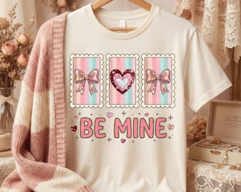 Be Mine Valentine PNG / Design maglietta di San Valentino Preppy Coquette / Sublimazione di cuore con fiocco rosa PNG / Grafica retrò di San Valentino da ragazza / San Valentino