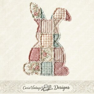 Puede incluir: Silueta de conejo de patchwork en tonos pastel de rosa, azul y crema. El conejo est&aacute; hecho de varios patrones de tela, incluyendo dise&ntilde;os florales, de lunares y a rayas. Los bordes est&aacute;n deshilachados, d&aacute;ndole un aspecto vintage y hecho a mano. El texto "Curio Vintage Designs" est&aacute; en la parte inferior.