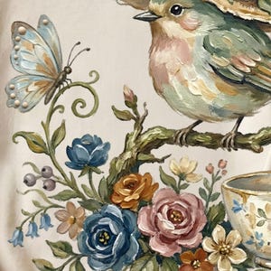 Pu&ograve; includere: Dipinto dettagliato di un uccello posato su un ramo, circondato da fiori colorati e una farfalla. L'uccello ha piume verdi, rosa e gialle. I fiori includono rose blu, arancioni e rosa. Una tazza da t&egrave; &egrave; visibile in basso a destra.
