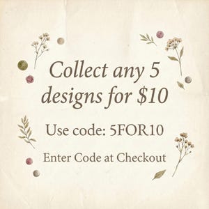 Puede incluir: Fondo color crema con texto que dice "Colecciona 5 dise&ntilde;os por $10". El texto est&aacute; rodeado de ilustraciones florales y de botones. Tambi&eacute;n est&aacute; presente el texto "Usa el c&oacute;digo: 5FOR10" y "Introduce el c&oacute;digo al finalizar la compra".