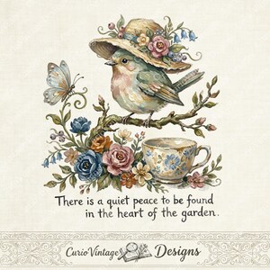 Pu&ograve; includere: Illustrazione ad acquerello di un uccello con un cappello adornato di fiori, posato su un ramo con una tazza da t&egrave; e una farfalla. Il testo recita: "C'&egrave; una quiete da trovare nel cuore del giardino."
