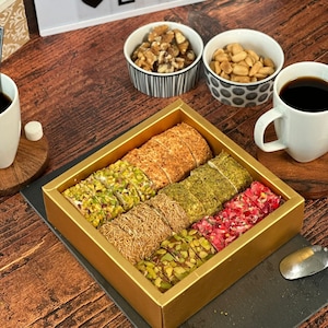 Gift box à Offrir mix de plusieurs variétés de sarma pistache noisette amandes (700g) cadeau original pour toute occasion