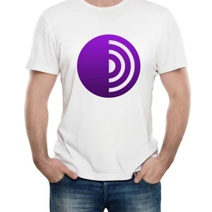 Può includere: Una maglietta bianca con un logo circolare viola che presenta un'icona di segnale stilizzata bianca.