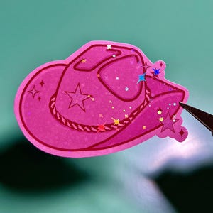 Pegatina holográfica con sombrero de poni rosa, sombrero de vaquera, pegatina holográfica rosa de chica del oeste, pegatina resistente al agua, pegatina LGBTQ+ para botella de agua