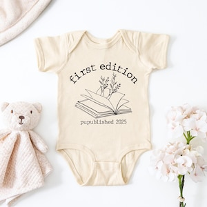 Body neonato First Edition, Annuncio neonato, Maglietta personalizzata pubblicata, Regalo per baby shower, Regalo per neonato bibliotecario, Membro del Littlest Book Club