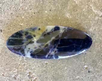 Polierter Sodalith Cabochon: Dunkelblau-Weißes Muster (50 x 19 mm)