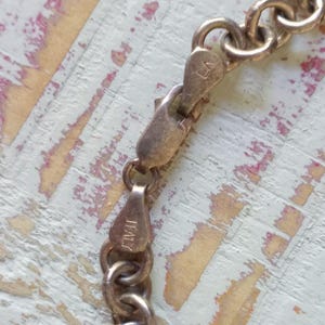 Pulsera vintage de plata de ley Disney con dije de Mickey y Minnie Mouse enamorados, 16 g imagen 8