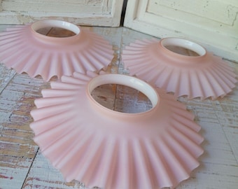 Pantalla de lámpara de aceite de vidrio con volantes y falda vintage, rosa, para chimenea tipo huracán ~ Orificio de montaje de 3"