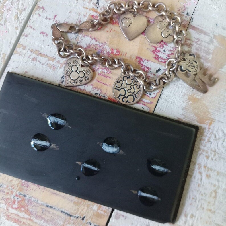 Pulsera vintage de plata de ley Disney con dije de Mickey y Minnie Mouse enamorados, 16 g imagen 10