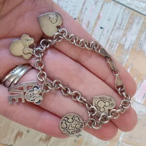 Pulsera vintage de plata de ley Disney con dije de Mickey y Minnie Mouse enamorados, 16 g imagen 12