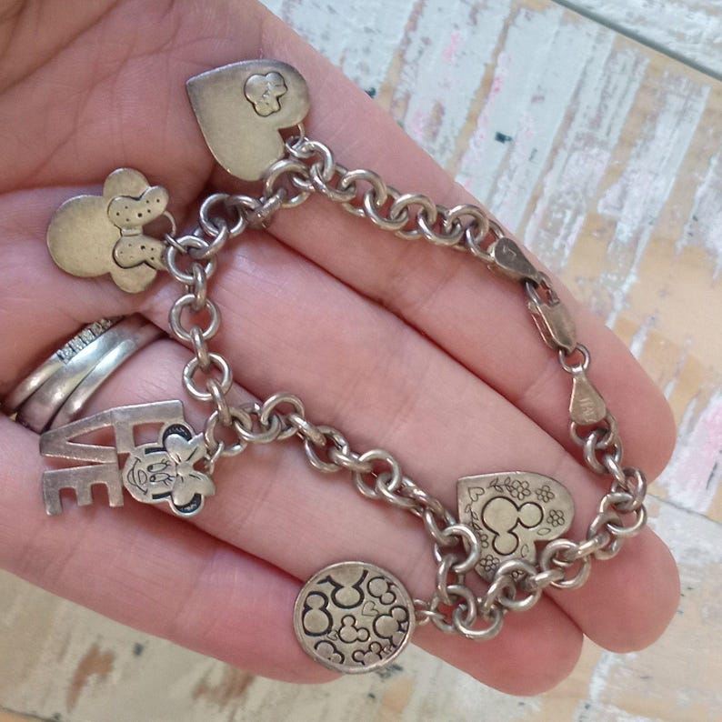 Pulsera vintage de plata de ley Disney con dije de Mickey y Minnie Mouse enamorados, 16 g imagen 12
