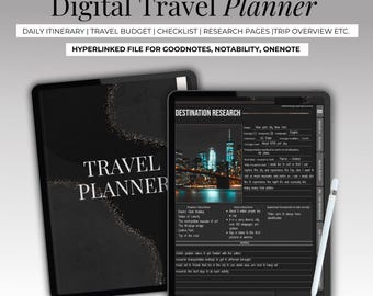Puede incluir: Dos tabletas negras que muestran un planificador de viajes digital. Una tableta muestra una portada con "TRAVEL PLANNER" en blanco. La otra tableta muestra una página de investigación de destino con un horizonte. Un lápiz óptico blanco descansa al lado.