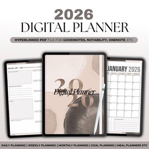 Pode incluir: Três tablets exibem um planejador digital para 2026. O tablet central mostra "2026 Digital Planner" em letras douradas. Os outros tablets exibem páginas de planejamento semanal e mensal. A imagem inclui o texto "Hyperlinked PDF file for GoodNotes, Notability, OneNote, etc."