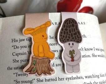 Set de marcapáginas con forma de hongo: rebozuelo sobre un tronco y morilla con ilustraciones de plantas
