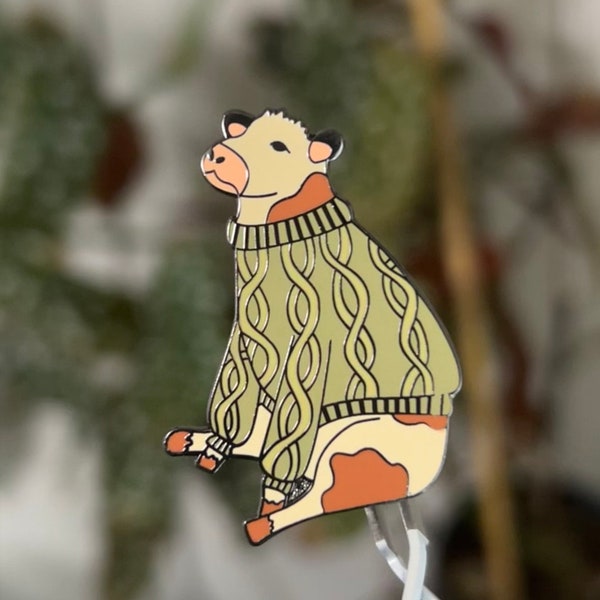 Spilla smaltata mucca con maglione verde - Spilla di animali da fattoria ispirata alla natura per moda rustica e oggetti da collezione stravaganti - Gioielli