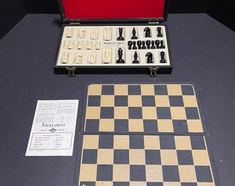 Vintage - 1945 LOWE PRESENTATION CASE - Magnetic Chess Set - #815 Pristine Condition