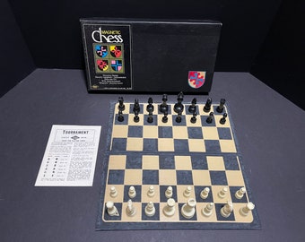 VINTAGE - LOWE #815 MAGNETIC Chess Set - Heavily Weighted Staunton design - 1968