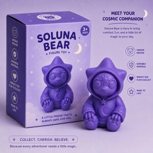 Puede incluir: Un juguete de figura Soluna Bear púrpura con una capucha en forma de estrella, con un diseño de luna creciente y sol. La caja dice "Soluna Bear" y "Figure Toy". El texto dice "Conoce a tu compañero cósmico" y "Un pequeño amigo que siempre está aquí para ti."