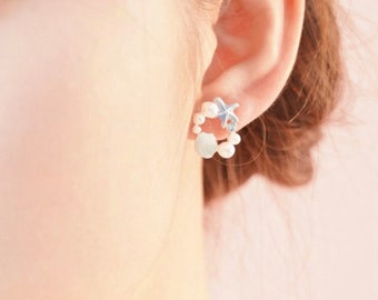 Une paire de boucles d'oreilles bleues, des ongles d'oreille extrêmement beaux, des boucles d'oreilles florales de dame, une boucle d'oreille en forme de fleur de femme, des ongles d'oreille pour la boucle d'oreille mère des femmes