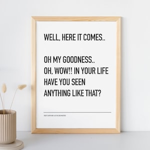 Puede incluir: Una impresión enmarcada con fondo blanco y texto negro. El texto dice "WELL, HERE IT COMES.. OH MY GOODNESS.. OH, WOW!! IN YOUR LIFE HAVE YOU SEEN ANYTHING LIKE THAT?" y "TIGER'S CHIP IN ON 16 AT THE 2005 MASTERS".