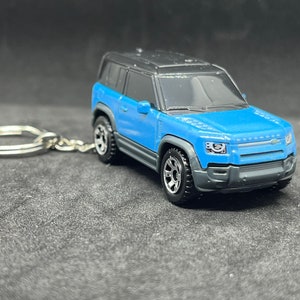 Land Rover Defender 2020 - Llavero original fabricado a partir de una maqueta a escala 1/64 de un SUV.
