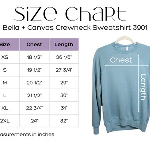 Może przedstawiać: Tabela rozmiar&oacute;w dla rozpinanej bluzy Bella + Canvas w rozmiarach od XS do 2XL. Tabela pokazuje wymiary klatki piersiowej i długości w calach.