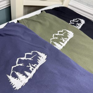 Maglietta personalizzata con ricamo Mountain Deer Trees. Regalo per la festa del papà, maglietta Comfort Colors immagine 3