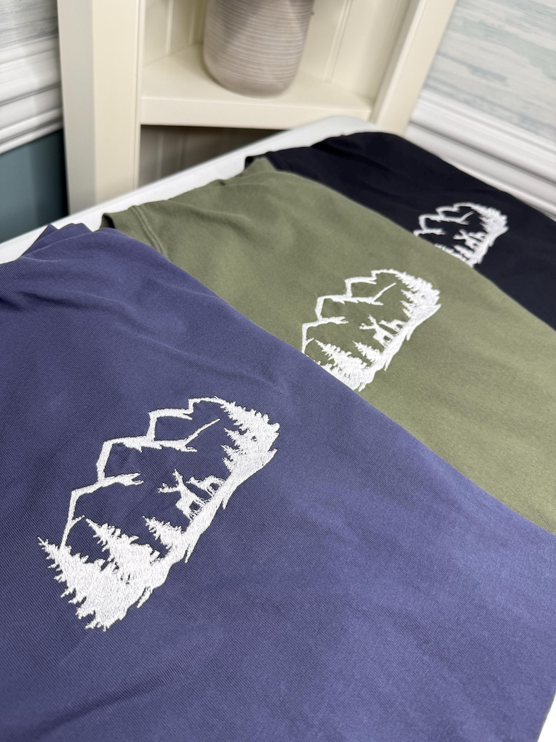 Maglietta personalizzata con ricamo Mountain Deer Trees. Regalo per la festa del papà, maglietta Comfort Colors immagine 3