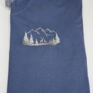 Maglietta personalizzata con ricamo Mountain Deer Trees. Regalo per la festa del papà, maglietta Comfort Colors immagine 7