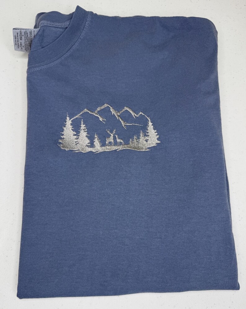 Maglietta personalizzata con ricamo Mountain Deer Trees. Regalo per la festa del papà, maglietta Comfort Colors immagine 7