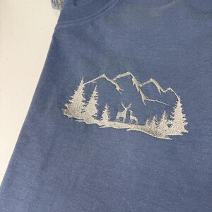 Maglietta personalizzata con ricamo Mountain Deer Trees. Regalo per la festa del papà, maglietta Comfort Colors immagine 5