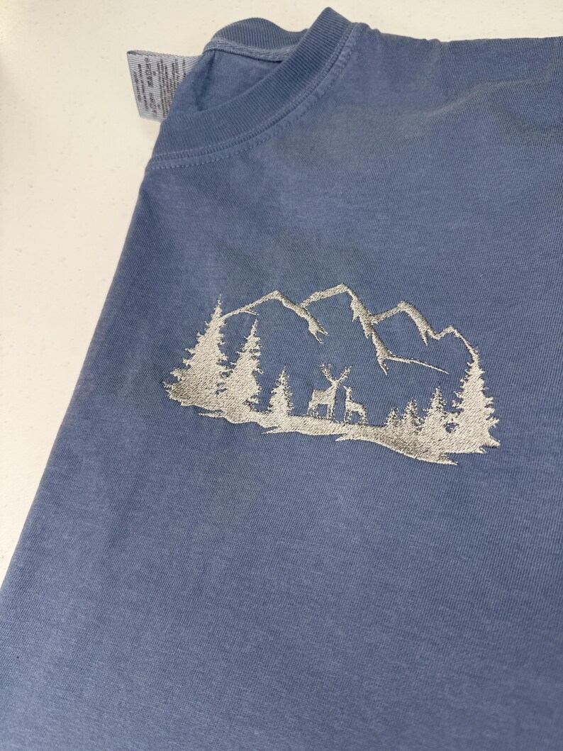 Maglietta personalizzata con ricamo Mountain Deer Trees. Regalo per la festa del papà, maglietta Comfort Colors immagine 5