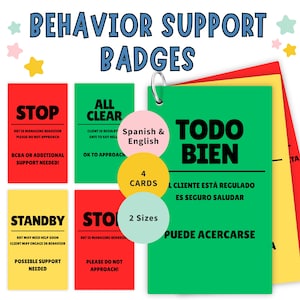 Puede incluir: Un conjunto de insignias de apoyo conductual en rojo, verde y amarillo. Las insignias tienen texto en inglés y español, incluyendo "STOP", "ALL CLEAR", "STANDBY" y "TODO BIEN". El conjunto incluye 4 tarjetas y viene en 2 tamaños.