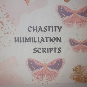 Puede incluir: Una ilustración digital con el texto "CHASTITY HUMILIATION SCRIPTS" en una fuente gótica. El fondo es de color rosa claro con acentos de purpurina dorada y tres mariposas rosas y moradas.