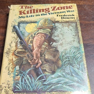 Puede incluir: The Killing Zone: My Life in the Vietnam War de Frederick Downs, una portada de libro con una pintura de un soldado en un entorno de jungla.