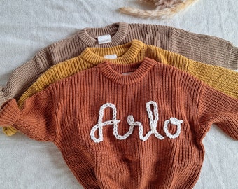 Joli pull personnalisé pour bébé : personnalisez son nom avec de superbes broderies