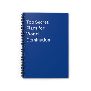 以下が含まれることがあります： 白い文字で「Top Secret Plans for World Domination」と書かれた青いスパイラルノート