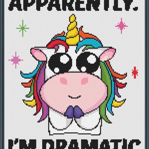 Puede incluir: Un patrón de punto de cruz con un unicornio de dibujos animados con una melena arcoíris y un cuerno amarillo. El unicornio tiene ojos grandes y una cara rosa. El texto "APPARENTLY. I'M DRAMATIC" está escrito en letras negras arriba y abajo del unicornio.