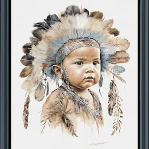 Op de afbeelding: Een ingelijst aquarelportret van een baby met een Indiaanse hoofdtooi en traditionele kleding. De hoofdtooi heeft veren in bruin-, grijs- en blauwtinten. De baby heeft een serieuze uitdrukking en het kunstwerk staat tegen een witte achtergrond.