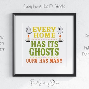Pode incluir: Um padrão de ponto cruz emoldurado com o texto Every Home Has Its Ghosts Ours Has Many em amarelo, verde e laranja. O design inclui duas figuras de fantasmas brancos e duas velas acesas em suportes pretos sobre um fundo branco.