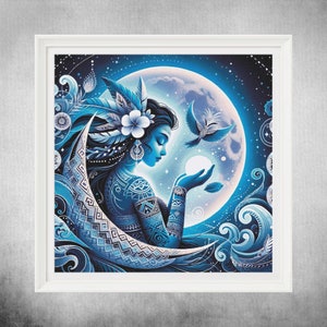 Może przedstawiać: Niebiesko-biała ilustracja kobiety w nakryciu głowy i skomplikowanymi tatuażami, trzymającej małego ptaka w dłoni. Kobieta stoi przed dużym, rosnącym księżycem na tle gwiazd.