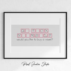 Op de afbeelding: Een ingelijst kruissteekkunstwerk met de zin "G F CK Y _ RS _ LF" en de vraag "would you like to buy a vowel?" in roze en zwart. Het kunstwerk zit in een witte passe-partout en een zwarte lijst.