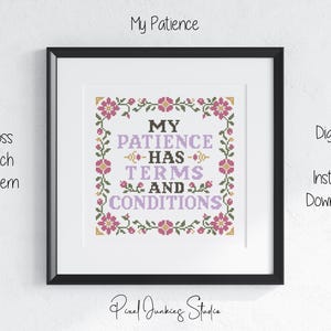 Könnte beinhalten: Ein gerahmtes Kreuzstichmuster mit dem Text "MY PATIENCE HAS TERMS AND CONDITIONS" in lila und schwarzer Schrift. Das Design ist von einem dekorativen Rahmen aus rosa Blumen, grünen Blättern und kleinen gelben Akzenten umgeben.