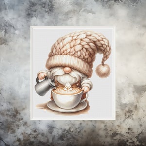 Puede incluir: Un gnomo con un gorro de punto marrón vierte crema en una taza de café blanca con un diseño marrón y blanco. El gnomo sostiene una jarra de plata.
