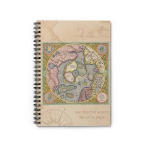Puede incluir: Un cuaderno de espiral vintage con una cubierta beige que presenta un mapa detallado del Ártico de 1606 de Mercator Hondius. El mapa está rodeado por un borde decorativo e incluye una rosa de los vientos y una ilustración de una serpiente marina.