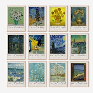 Op de afbeelding: Een collage van 12 ingelijste prints met beroemde schilderijen van Vincent van Gogh. De schilderijen omvatten "De Sterrennacht", "Zonnebloemen", "Amandelbloesem" en "Korenveld met kraaien".